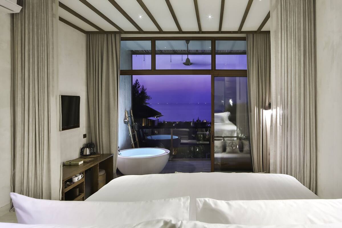 Free minibar items, in-room safe, desk, blackout curtains