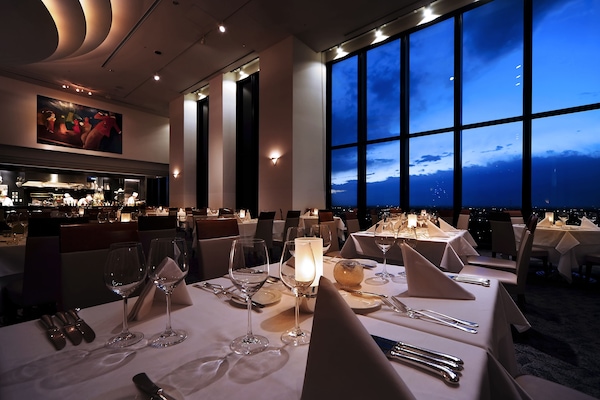 5 restaurants; lunch and dinner served