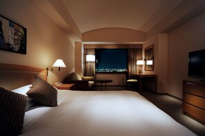 Premium bedding, in-room safe, desk, blackout curtains