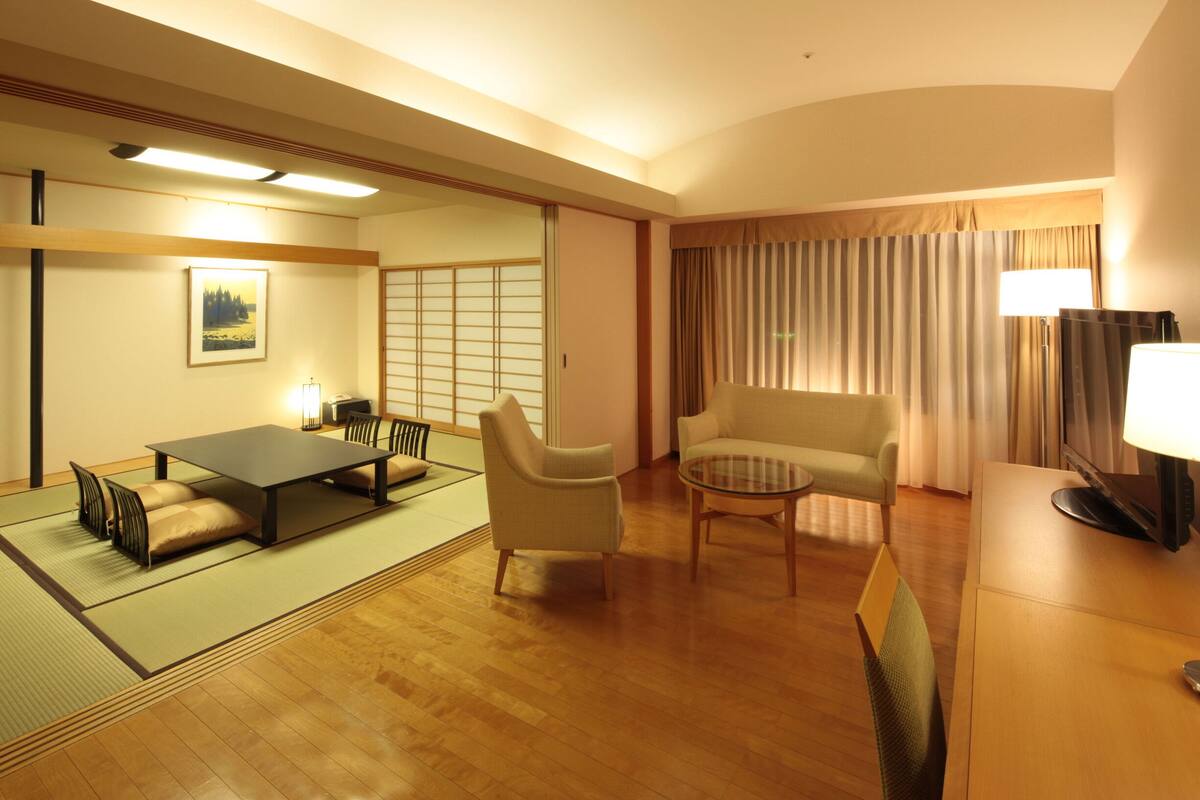Living area | 37-inch flat-screen TV with satellite channels, TV