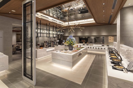 5 restaurantes, se sirve almuerzo