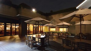 5 か所のレストラン : ランチ、ディナーに営業