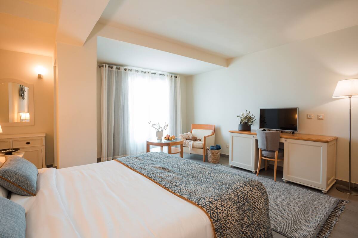Deluxe tweepersoonskamer, 1 queensize bed, niet-roken, uitzicht op haven | Een minibar, een kluis op de kamer, geluiddichte muren