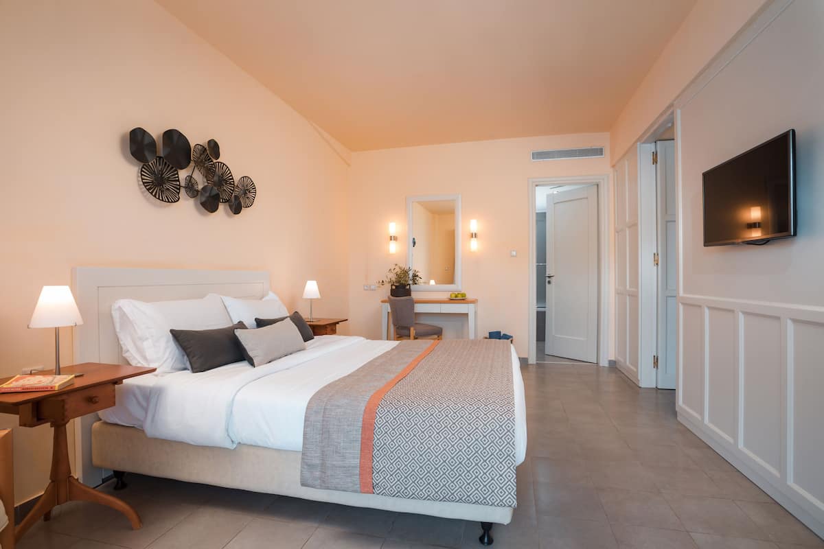Suite | Een minibar, een kluis op de kamer, geluiddichte muren