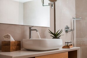 Deluxe Double with Sea View | Badeværelse | Gratis toiletartikler, hårtørrer, badekåber, hjemmesko