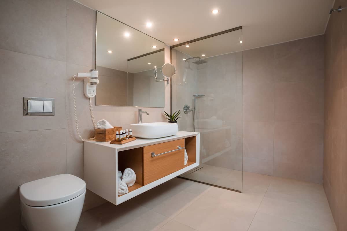 deluxe double room, 1 queen bed, non smoking, harbour view | bathroom | free toiletries, hair dryer, bathrobes, slippers