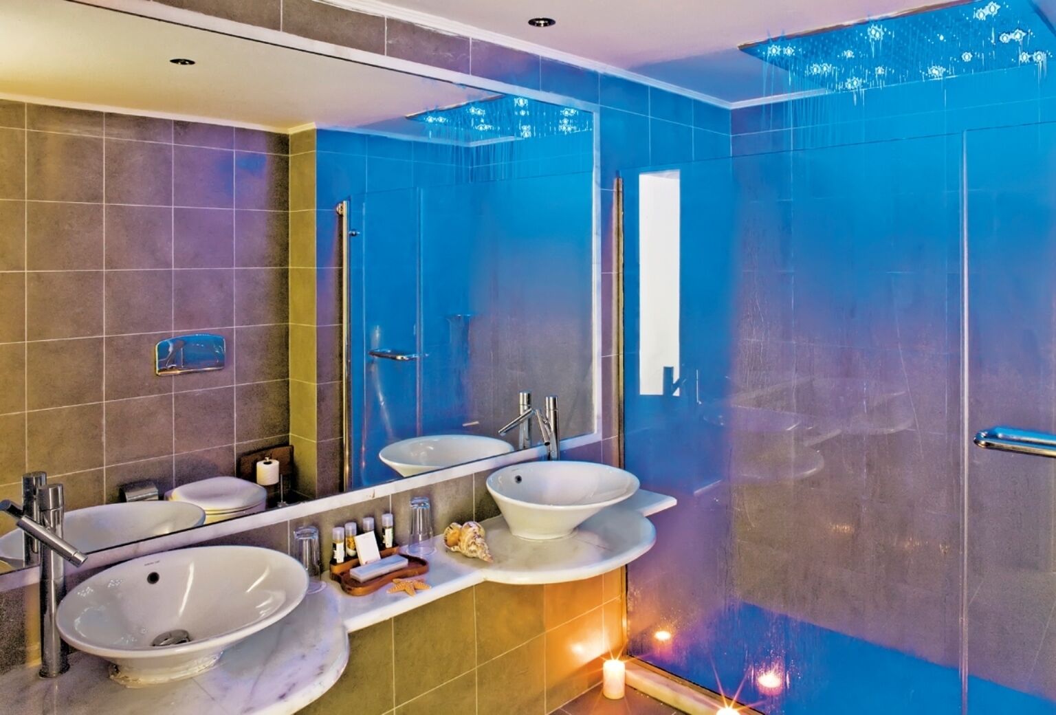 junior suite | bathroom | free toiletries, hair dryer, bathrobes, slippers