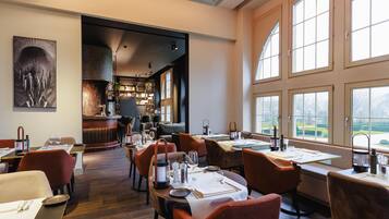 Serveert ontbijt, lunch, diner, internationale gerechten, tuinzicht