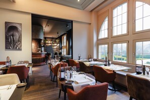 Breakfast, lunch, dinner served; international cuisine, garden views 