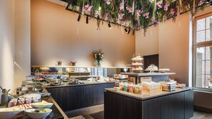 Un área de buffet con diversas opciones de comida y un techo decorativo.