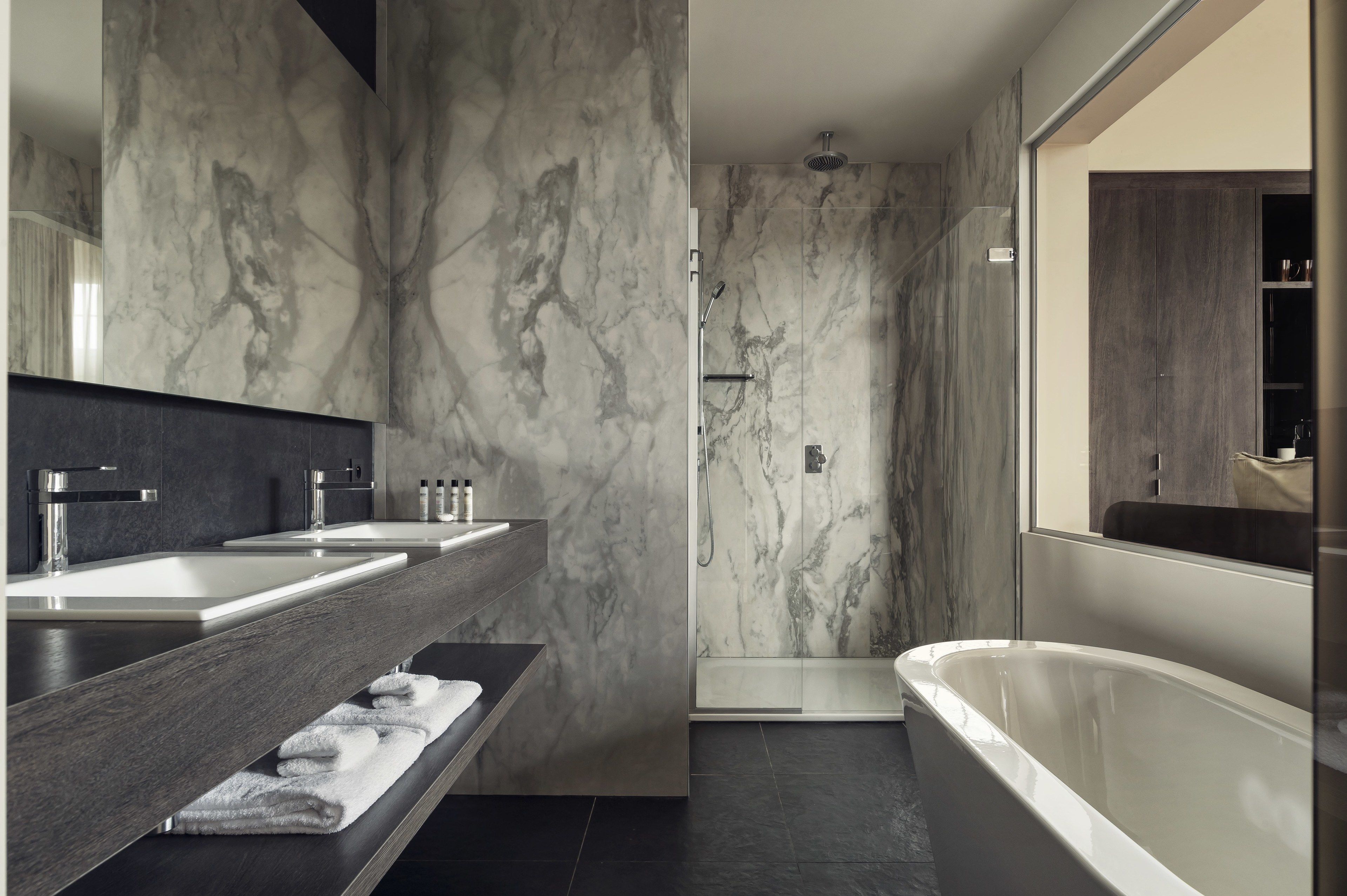 suite | bathroom | free toiletries, hair dryer, towels