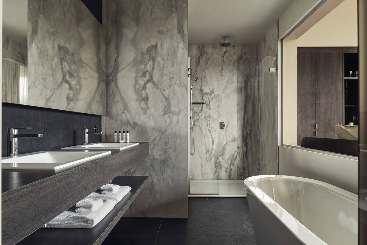 suite | bathroom | free toiletries, hair dryer, towels