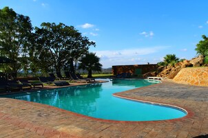 Piscina externa, funciona das 6h às 17h30, espreguiçadeiras