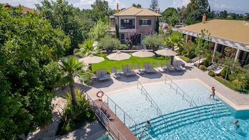 Außenpool, geöffnet von 11:00 Uhr bis 16:00 Uhr, Sonnenschirme