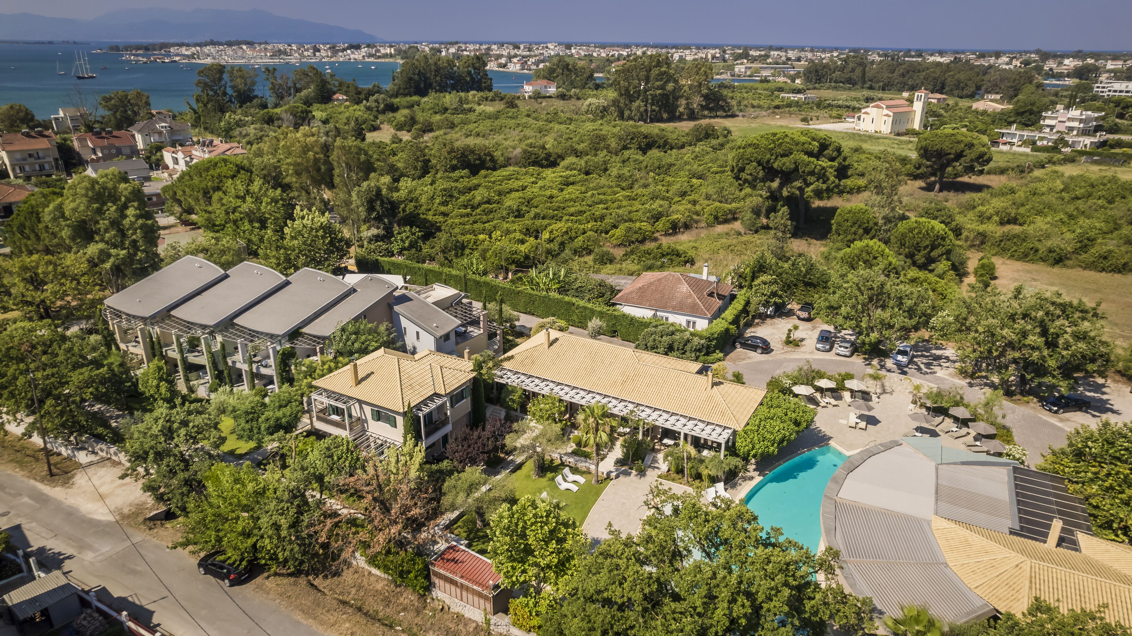 Vista frontal de la propiedad