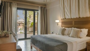 Une chambre à coucher avec un lit, une table de chevet et une vue sur l’extérieur.