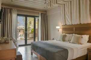 家庭套房, 1 间卧室, 壁炉 | 客房内保险箱、办公桌、笔记本电脑工作区、遮光窗帘