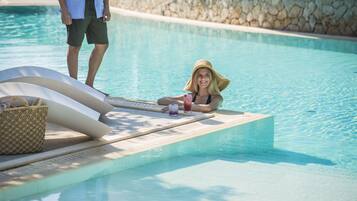 Außenpool, geöffnet von 11:00 Uhr bis 16:00 Uhr, Sonnenschirme