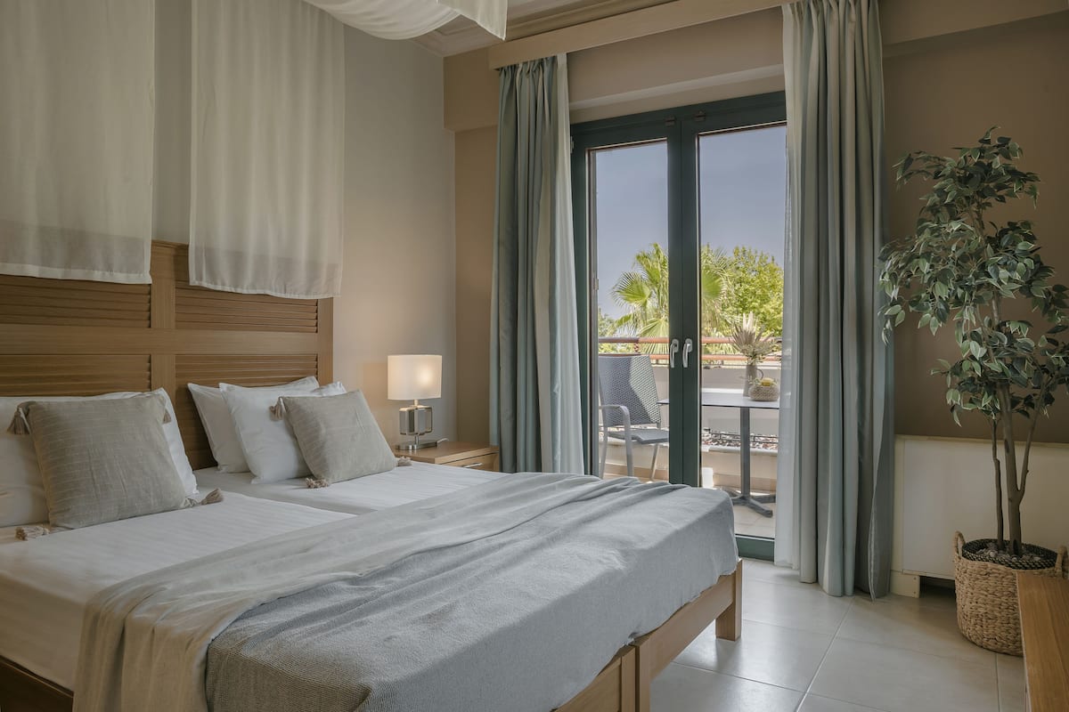 Ambassador Suite, 2 Bedrooms, Fireplace | 1 camera, una cassaforte in camera, una scrivania, postazione laptop
