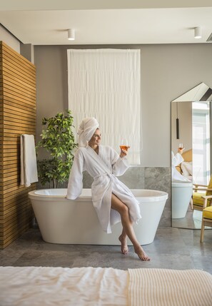 Honeymoon suite | Een kluis op de kamer, een bureau, een laptopwerkplek