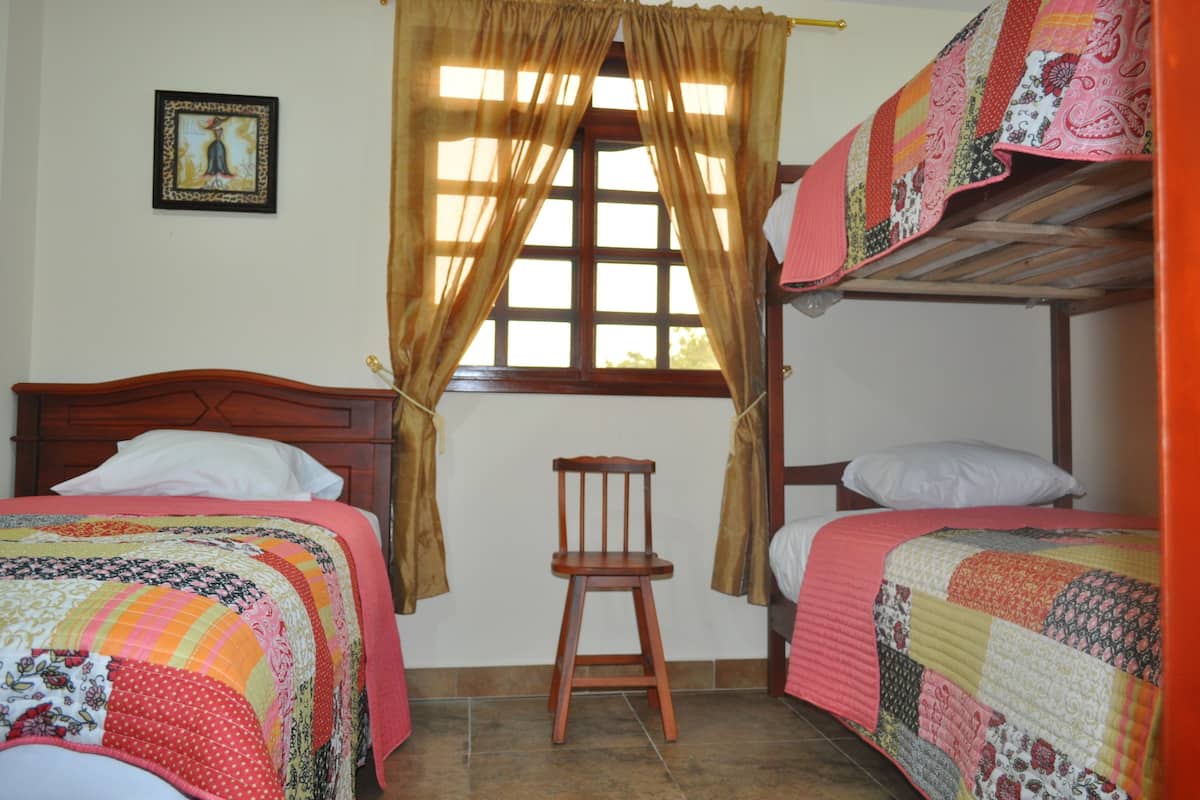 Habitación triple básica | Wifi gratis y ropa de cama