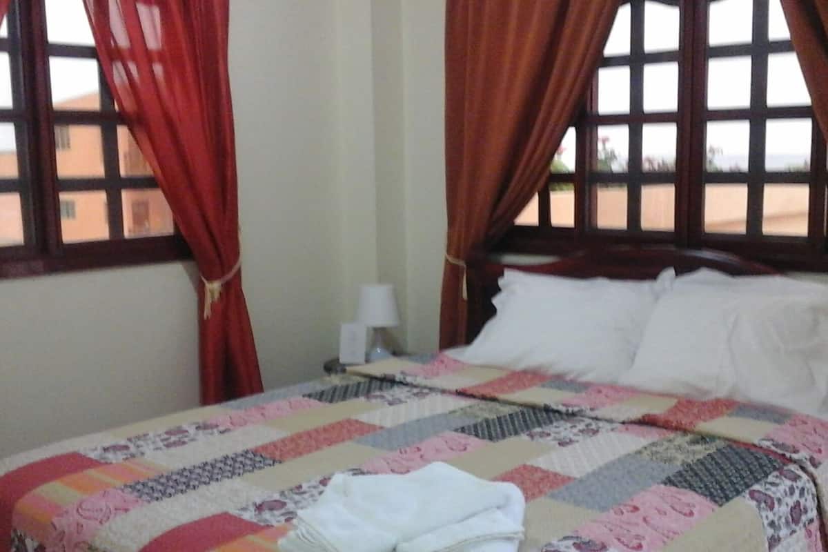 Habitación romántica doble, 1 cama de matrimonio, vistas a la playa, frente al mar | Wifi gratis y ropa de cama