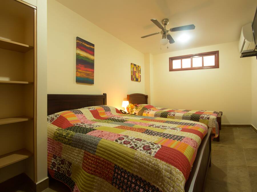 Tomannsrom – standard, flere senger, privat bad, delvis havutsikt | Wi-fi (inkludert) og sengetøy