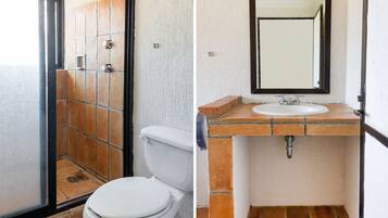 Habitación triple estándar | Baño | Ducha, secador de pelo y toallas