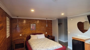 Superior Suite, 1 Queen Bed, Hot Tub | Memory-foam beds, free WiFi, bed sheets