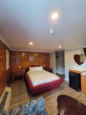 Suíte superior, 1 cama Queen, banheira de imersão | Camas com colchões de espuma com sistema de memória, Wi-Fi de cortesia