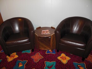 Suite, 1 Queen Bed, Hot Tub | Living area | 32-inch LED TV with digital channels, TV, DVD player - Motor court Motel (London)