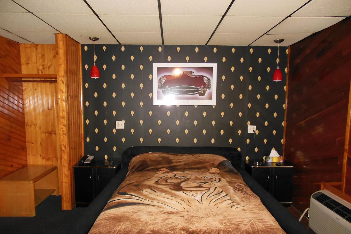 Superior Suite, 1 Queen Bed, Hot Tub