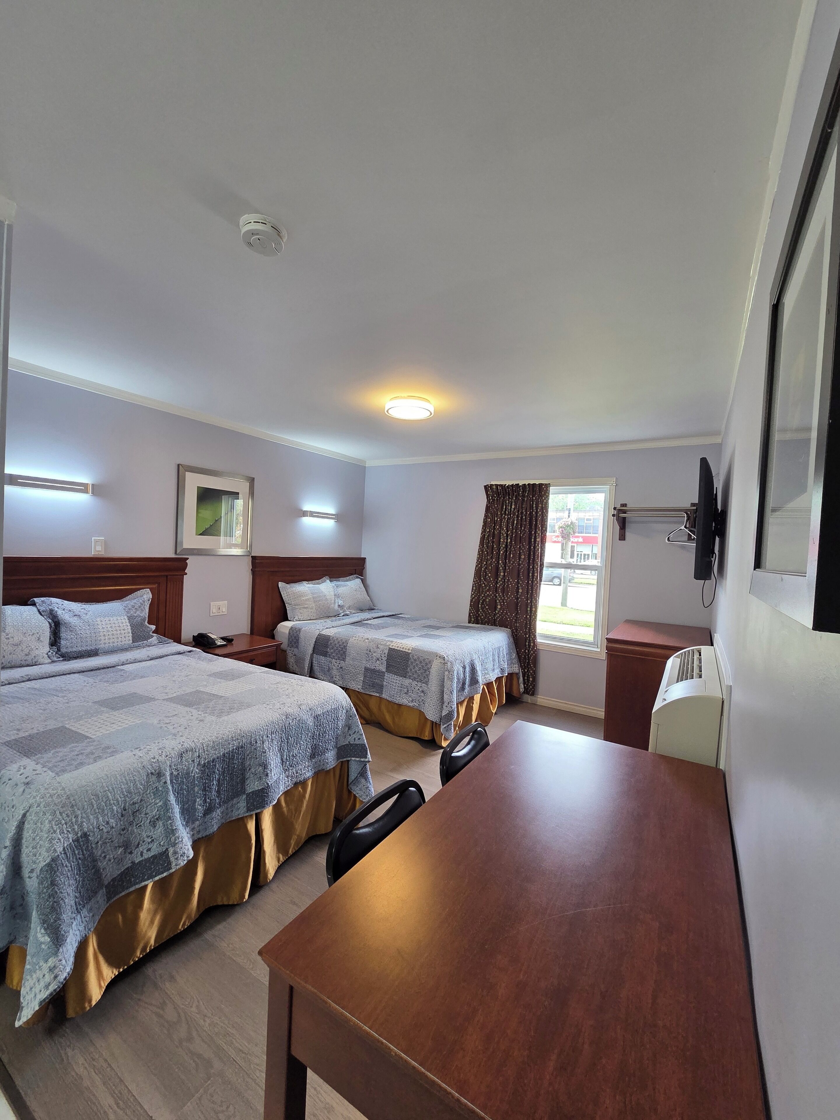 Quarto standard, 2 camas de casal, para não fumantes | Camas com colchões de espuma com sistema de memória, Wi-Fi de cortesia