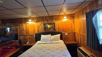 Suite, 1 Queen Bed, Hot Tub | Memory-foam beds, free WiFi, bed sheets