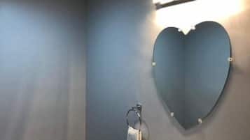 Suite superior, 1 cama Queen size, hidromasaje | Baño | Tina con regadera, secadora de cabello, toallas