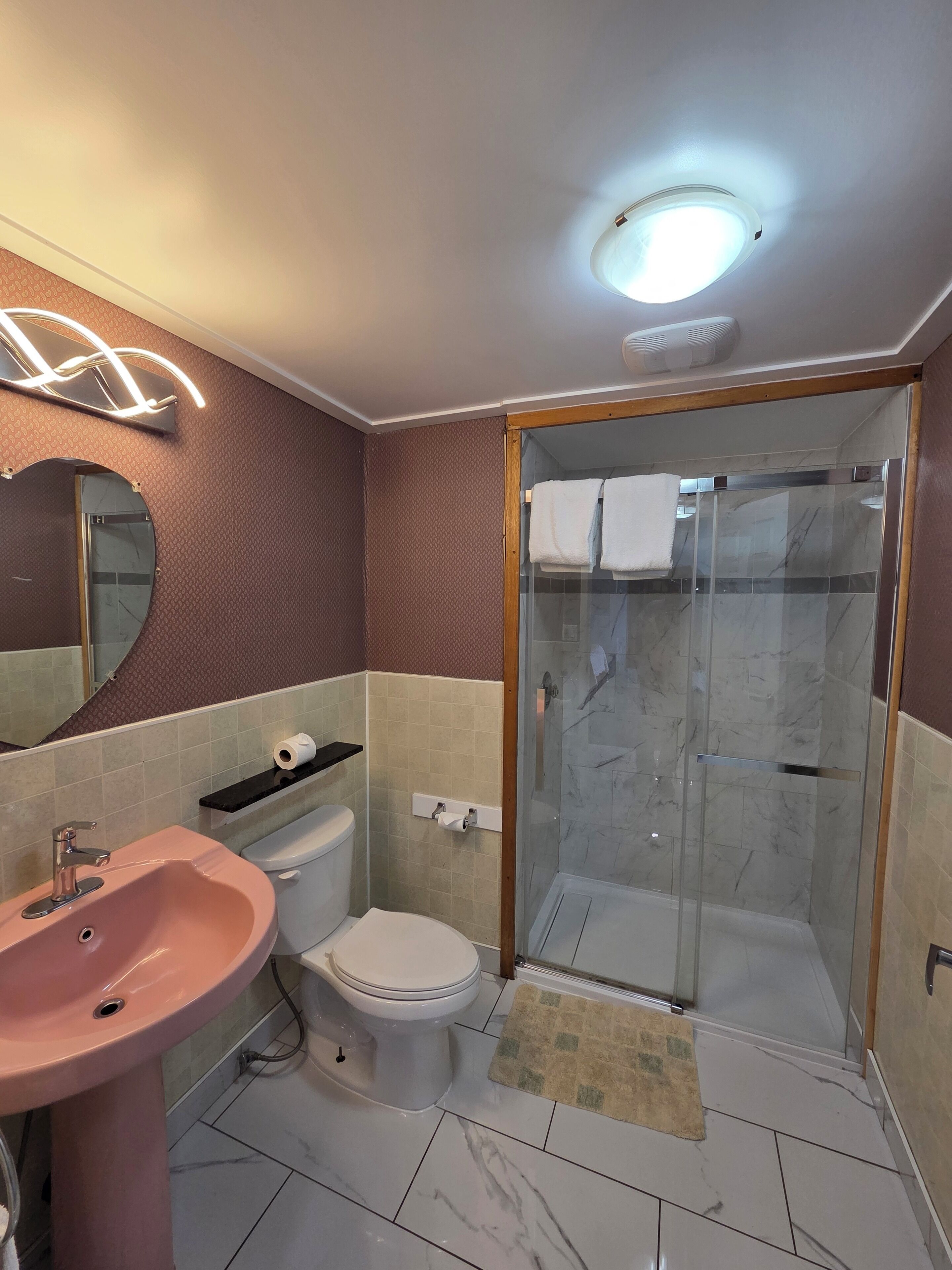 Bañera con ducha, secador de pelo, toallas