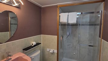Bañera con ducha, secador de pelo, toallas