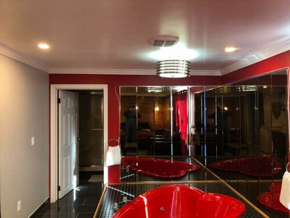 Superior Suite, 1 Queen Bed, Hot Tub | Jetted tub