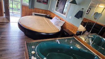 Superior Suite, 1 Queen Bed, Hot Tub