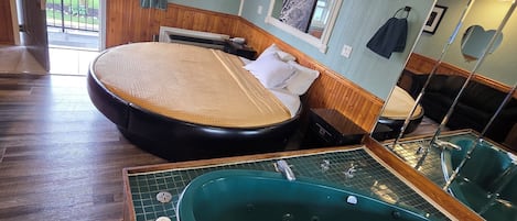 Superior Suite, 1 Queen Bed, Hot Tub | Memory foam beds, free WiFi, bed sheets