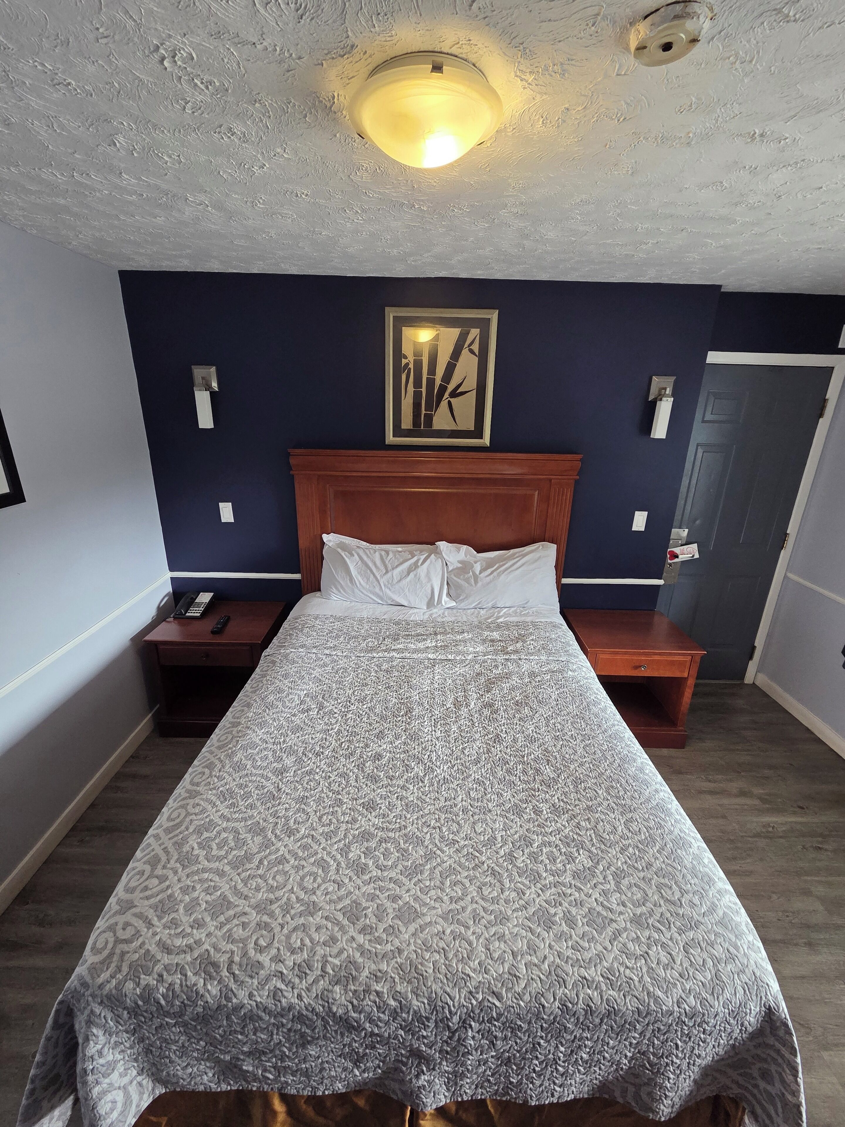 Quarto básico, 1 cama Queen, para não fumantes | Camas com colchões de espuma com sistema de memória, Wi-Fi de cortesia