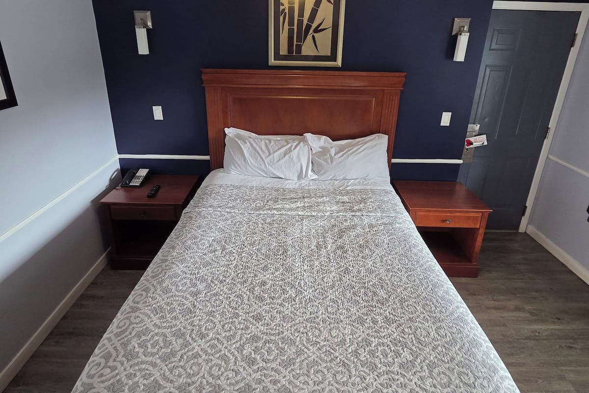 Basic Room, 1 Queen Bed, Non Smoking | Memory foam beds, free WiFi, bed sheets