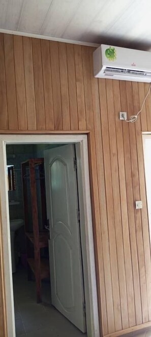 Deluxe Room | Desk, free WiFi