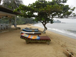 Na praia, guarda-sóis 