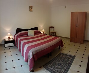Standard-Apartment, 1 Schlafzimmer, Küche, Meerblick | Schreibtisch, Babybetten, Zustellbetten, kostenloses WLAN