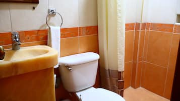 Standard Room | Bathroom | Shower, free toiletries, hair dryer, towels