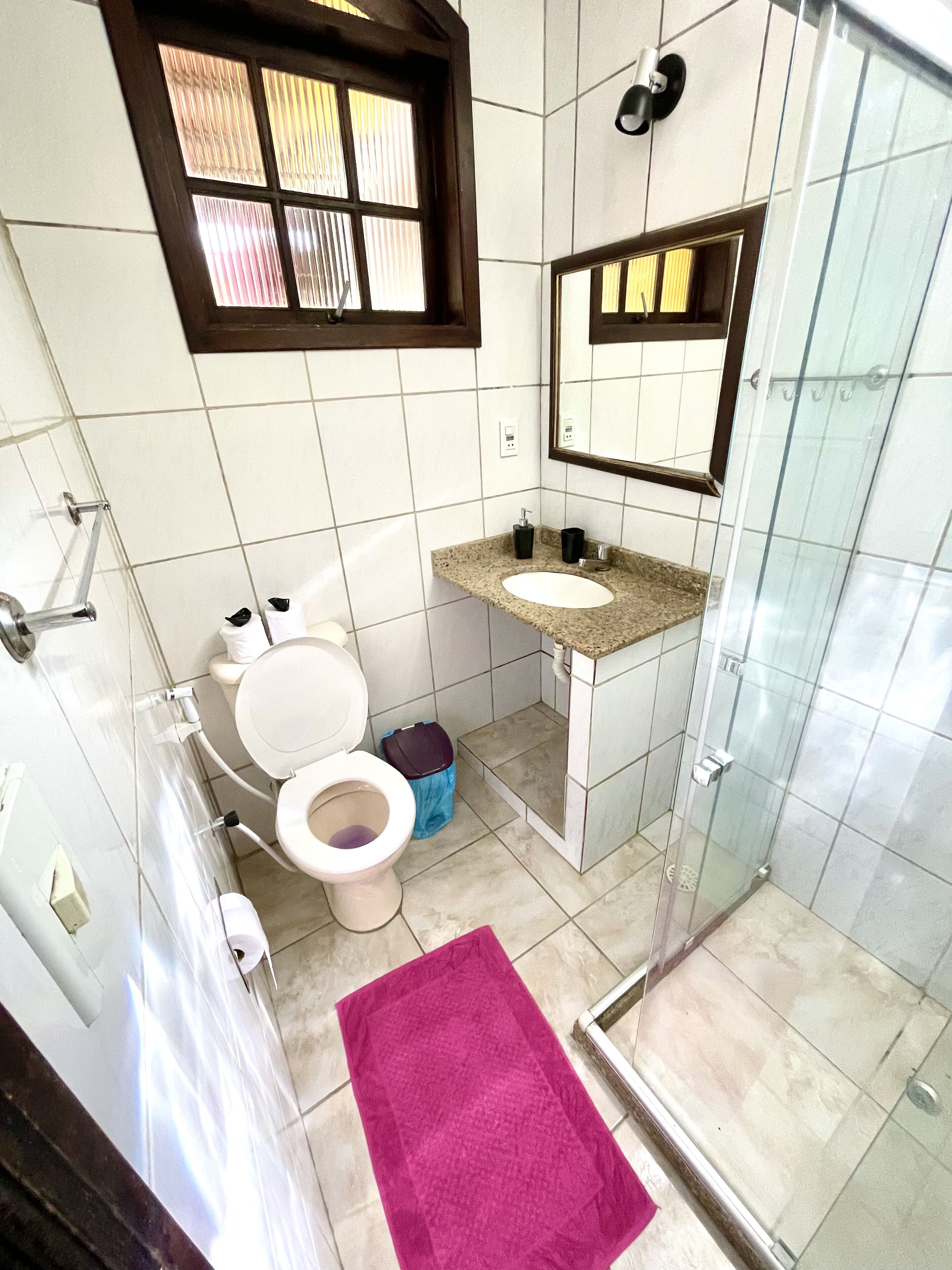 标准三人房, 1 间卧室, 花园景观 | 浴室 | 淋浴设施、毛巾