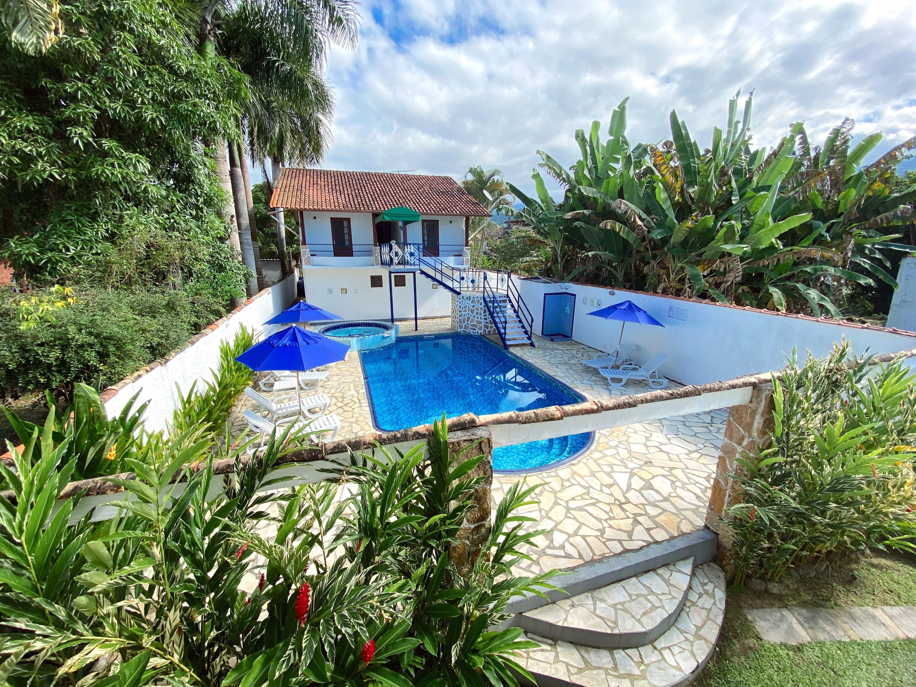 Piscina externa, funciona das 8h às 22h, guarda-sóis, espreguiçadeiras