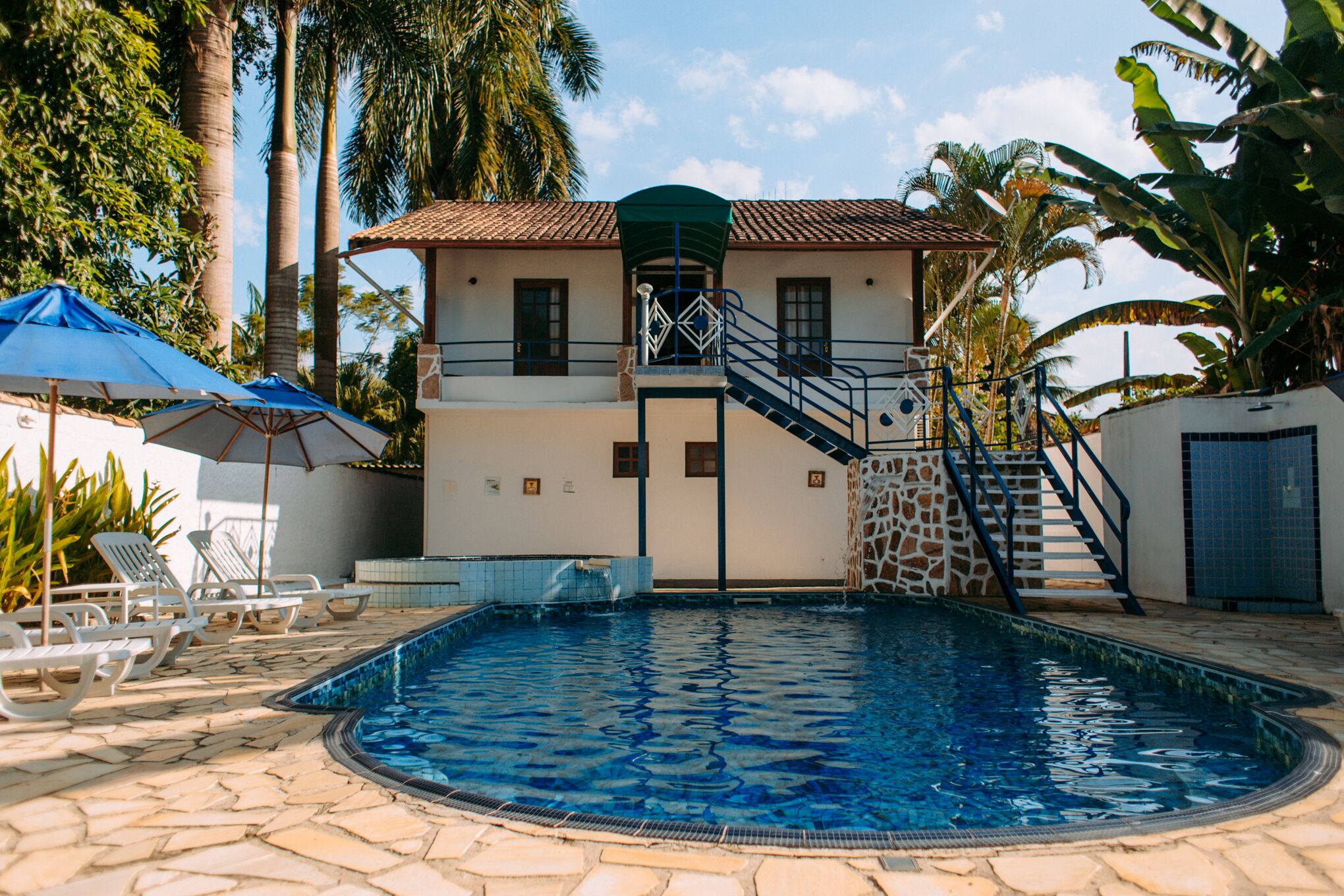 Piscina externa, funciona das 8h às 22h, guarda-sóis, espreguiçadeiras