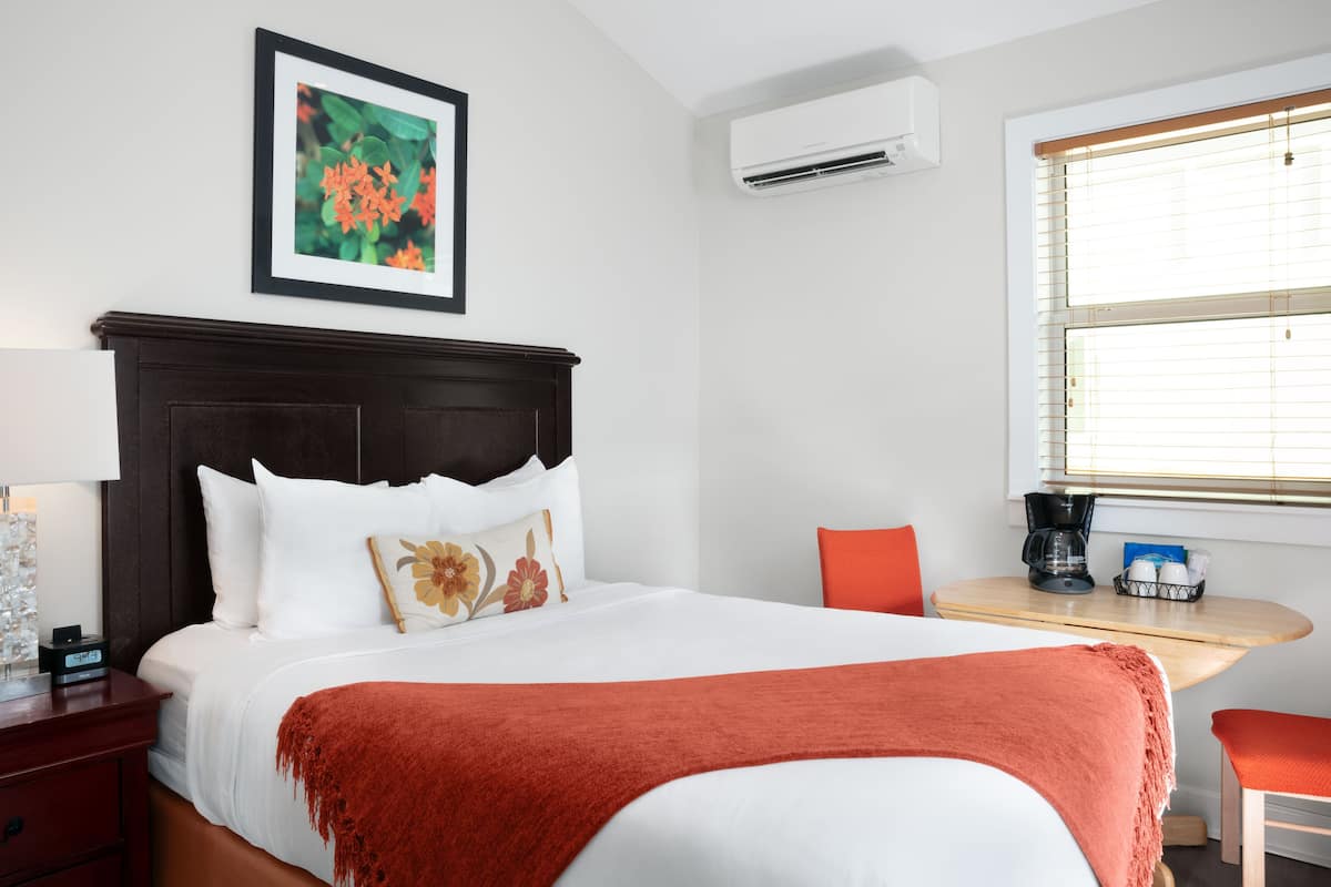 Literie de qualité, couette en duvet, lit avec matelas à plateau-coussin